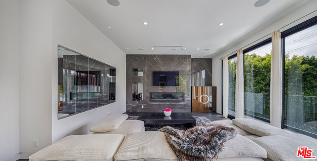511 N Rexford Drive, Beverly Hills CA: https://media.crmls.org/mediaz/ae36ce11-2a36-4948-a899-1d36162a23c5.jpg