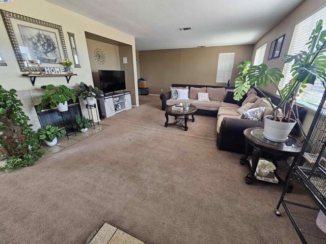 13440 Forestwood Way, Lathrop CA: https://media.crmls.org/mediaz/ae372edf-3387-4e7b-b83c-e7b6223b69f7.jpg
