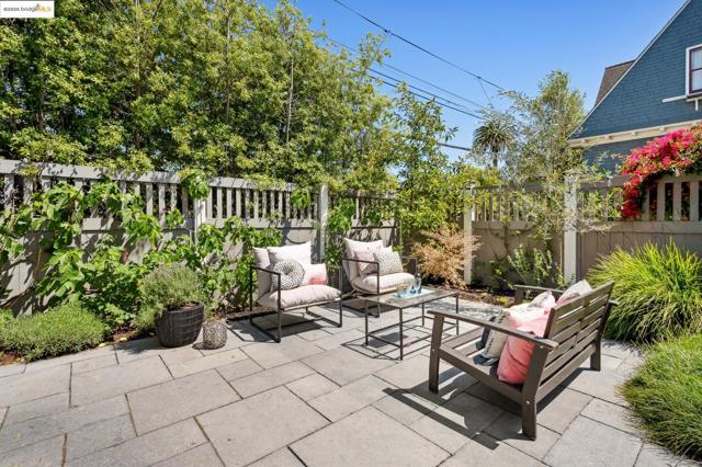 1042 Santa Clara Ave, Alameda CA: https://media.crmls.org/mediaz/ae386a0f-b169-4080-b866-a3e48f933644.jpg