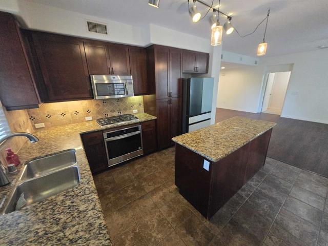 Detail Gallery Image 7 of 37 For 8233 Station Village Ln #2211,  San Diego,  CA 92108 - 3 Beds | 2 Baths