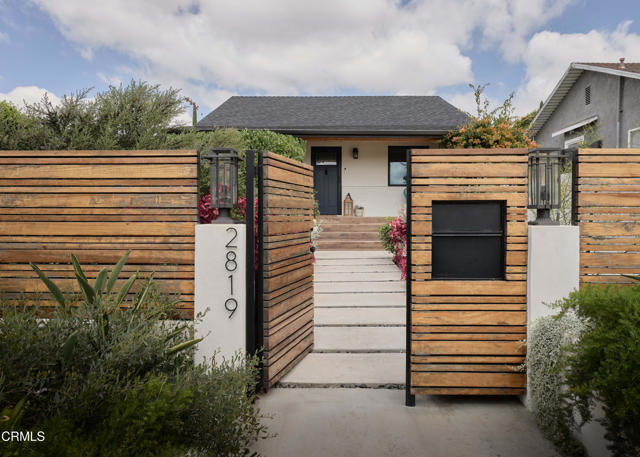 Detail Gallery Image 2 of 32 For 2819 Frederick St, Los Angeles,  CA 90065 - 3 Beds | 3 Baths