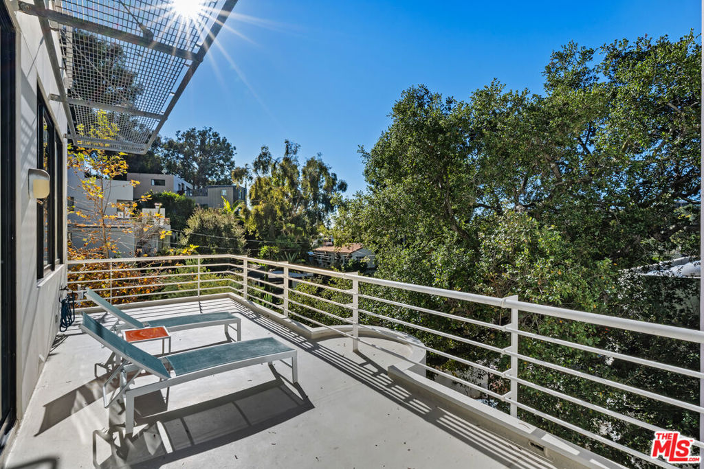 https://media.crmls.org/mediaz/ae392bbd-a408-4084-8fd7-fc2ce3b2c4e3.jpg?preset=X-Large