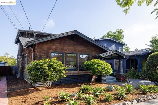 1334 Derby St, Berkeley CA: https://media.crmls.org/mediaz/ae39f169-e3b2-4022-b7bd-cdfb421e0699.jpg