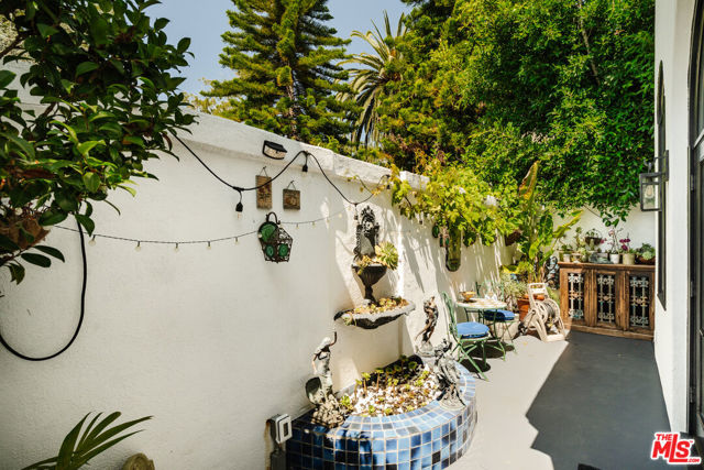 609 21st Place, Santa Monica CA: https://media.crmls.org/mediaz/ae3a7317-968e-4869-aaa0-58a6d7914096.jpg