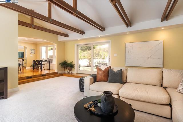 10 Easton Ct, Orinda CA: https://media.crmls.org/mediaz/ae3c543c-e2e2-41a9-b6b6-a4de08143834.jpg