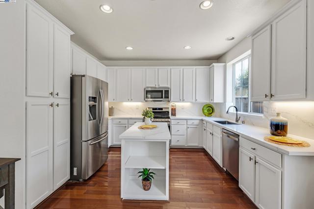 34906 Herringbone Ct, Union City CA: https://media.crmls.org/mediaz/ae3c8ef0-839b-4e97-b070-6d4577c8bb69.jpg