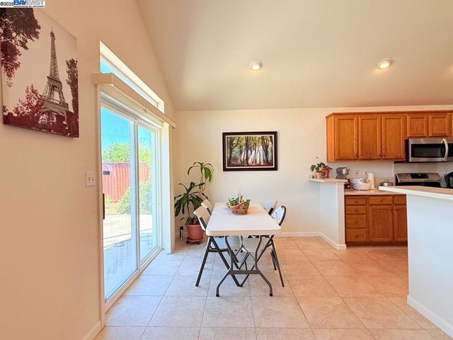 1322 Emerson Dr, Pittsburg CA: https://media.crmls.org/mediaz/ae3d0584-9200-4287-8a3b-dfe53bfc7589.jpg