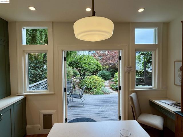 408 Euclid Ave, Oakland CA: https://media.crmls.org/mediaz/ae3dd2ef-20cf-48b3-94af-ecf2b0d7cca1.jpg