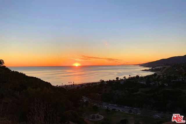 365 Mount Holyoke Avenue, Pacific Palisades CA: https://media.crmls.org/mediaz/ae3edf23-1dbc-41d5-b475-29a3f91108e9.jpg