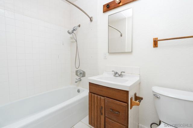 4975 Whipple Way, San Diego CA: https://media.crmls.org/mediaz/ae3f7c50-b15f-49ba-a3c1-96ce67b0510f.jpg