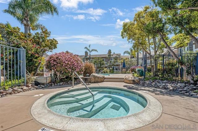 8585 Via Mallorca, La Jolla CA: https://media.crmls.org/mediaz/ae40dc98-6ad7-4259-87d1-9afbce1497a9.jpg