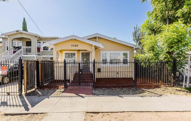 1322 83Rd Ave, Oakland CA: https://media.crmls.org/mediaz/ae40e7e3-92e9-4b7e-89d6-75396fbe9205.jpg