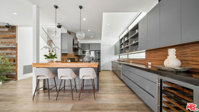 26814 Malibu Cove Colony Drive, Malibu CA: https://media.crmls.org/mediaz/ae411bcb-e47a-4d53-abf0-12b5b1aa6be3.jpg