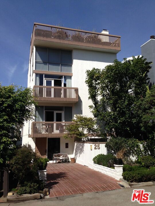 25 PRIVATEER Street, Venice CA: https://media.crmls.org/mediaz/ae412f91-e61e-4078-ba04-c5da7ce4def3.jpg