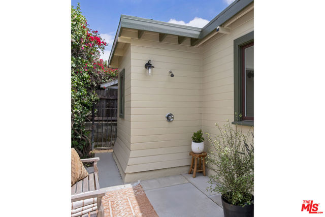 844 E Kensington Road, Los Angeles CA: https://media.crmls.org/mediaz/ae429e30-9cc3-44a6-b7f3-4c0150dd48ca.jpg
