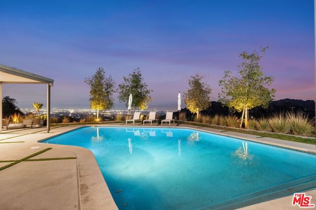 8545 Charl Lane, Los Angeles CA: https://media.crmls.org/mediaz/ae4337e3-0ec6-4e52-96db-6671b168a652.jpg