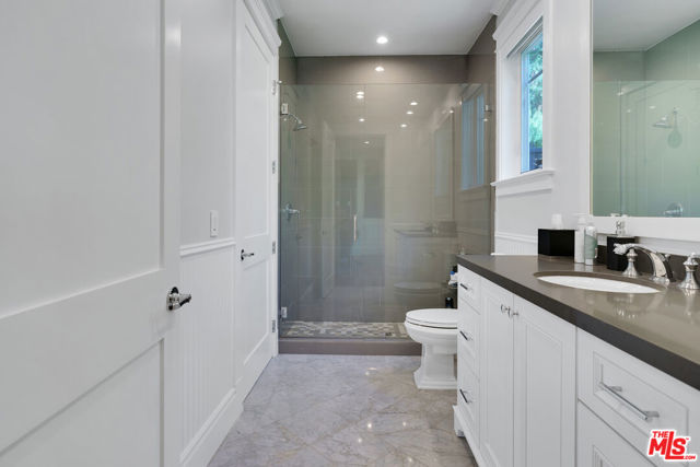 19633 Wells Drive, Tarzana CA: https://media.crmls.org/mediaz/ae436db7-877c-40cf-849c-2439cbe5909b.jpg