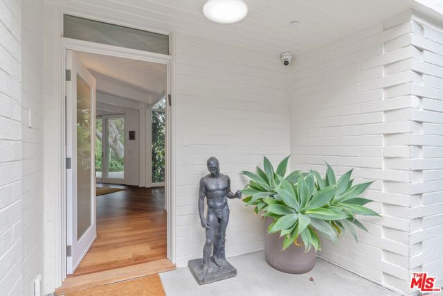 2179 Mandeville Canyon Road, Los Angeles CA: https://media.crmls.org/mediaz/ae436f43-9a50-4b83-81ab-a517258bf592.jpg