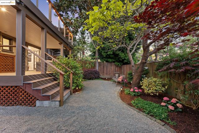 952 Kingston Ave, Piedmont CA: https://media.crmls.org/mediaz/ae4411c9-1706-43fb-bb15-a1714c5b526b.jpg