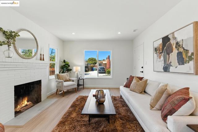 6124 Santa Cruz AVE, Richmond CA: https://media.crmls.org/mediaz/ae452de7-6883-4213-8e45-a2dc046ddf6b.jpg