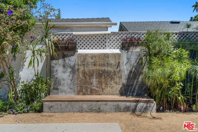 2425 Cloy Avenue, Venice CA: https://media.crmls.org/mediaz/ae45330d-af81-4c28-b0cf-cf55027b4767.jpg