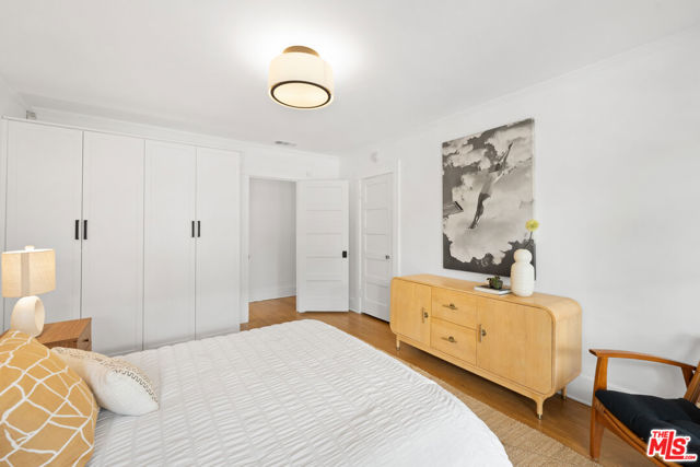 607 S Orange Drive, Los Angeles CA: https://media.crmls.org/mediaz/ae45724d-5c7a-4639-bff4-d86469c58814.jpg