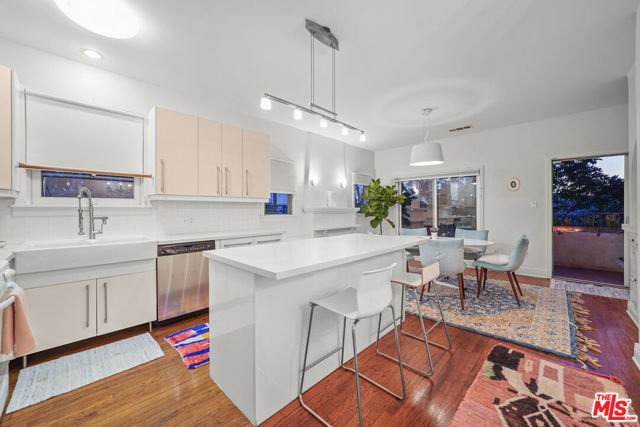 236 S 5th Avenue, Venice CA: https://media.crmls.org/mediaz/ae479602-1669-4cc2-a33a-f7f13a44120a.jpg