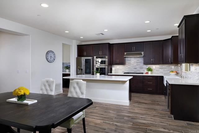 Detail Gallery Image 6 of 37 For 219 Flores Ln, Vista,  CA 92083 - 4 Beds | 2/1 Baths