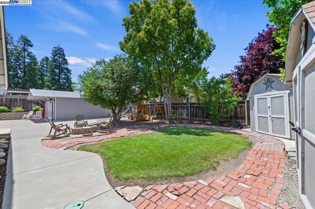 335 Beverly St, Livermore CA: https://media.crmls.org/mediaz/ae484e20-b7a7-4860-b170-8521b82b67f9.jpg