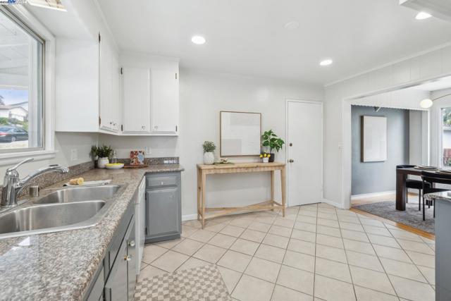 4859 Seaview Ave, Castro Valley CA: https://media.crmls.org/mediaz/ae4973ca-d939-4c7a-a0b4-93e05b48edd9.jpg