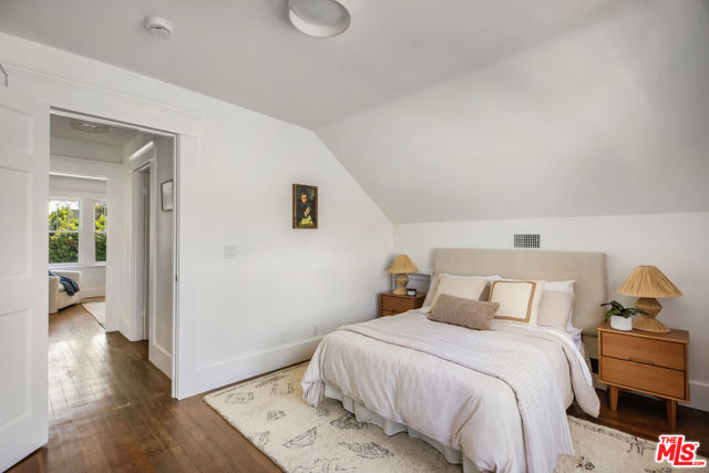 1022 N Marengo Avenue, Pasadena CA: https://media.crmls.org/mediaz/ae4a4814-ac51-4145-b2b5-eb242128d13e.jpg