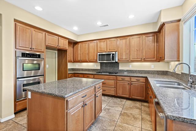 32066 Red Mountain Way, Temecula CA: https://media.crmls.org/mediaz/ae4a5f36-2f5d-45f3-9849-e51069dfc00a.jpg