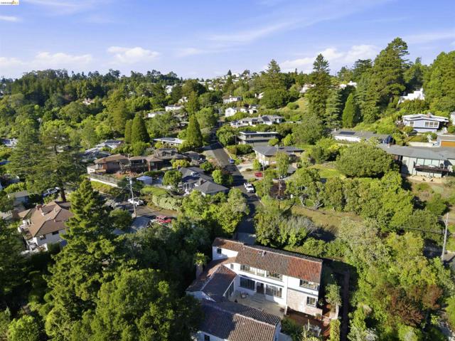 44 Highgate Rd, Kensington CA: https://media.crmls.org/mediaz/ae4a6eda-febc-4880-a048-c239c476db61.jpg
