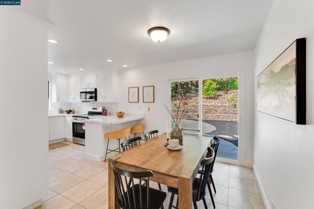 2424 San Miguel Dr, Walnut Creek CA: https://media.crmls.org/mediaz/ae4afde8-69f0-48c9-8fef-8126c3614033.jpg