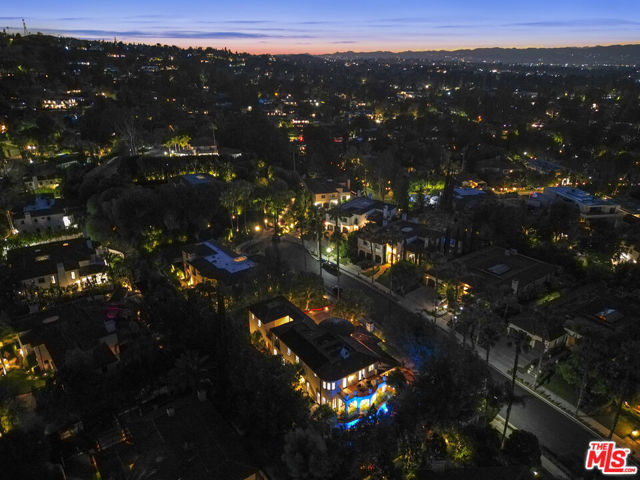 18414 Corazon Circle, Tarzana CA: https://media.crmls.org/mediaz/ae4b21a7-421a-48e0-b16f-932ebcfd505b.jpg