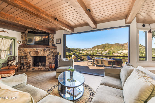 356 E Carlisle Road, Thousand Oaks CA: https://media.crmls.org/mediaz/ae4b3c08-7e72-4336-a0f7-4cb7f167d070.jpg