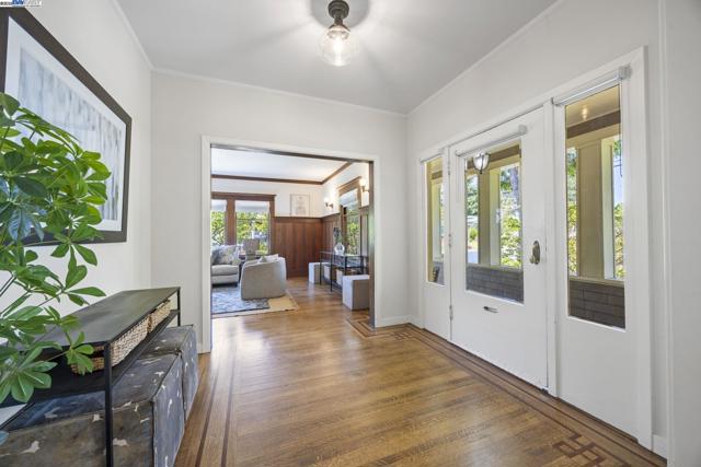 898 Union St, Alameda CA: https://media.crmls.org/mediaz/ae4bc5bc-cf3f-4275-ac7d-d80e7db35c73.jpg