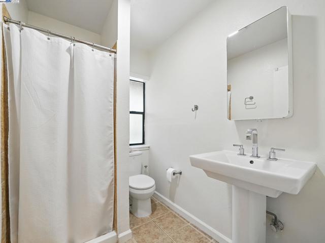 2323 Mastlands Dr, Oakland CA: https://media.crmls.org/mediaz/ae4cae8b-96a5-464f-b568-ba1d06d2a7b2.jpg
