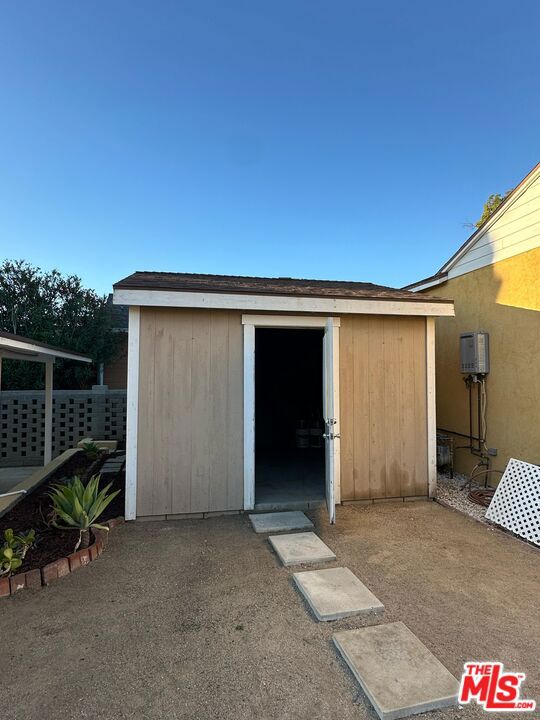 10429 Oro Vista Avenue, Sunland CA: https://media.crmls.org/mediaz/ae4d0c2c-c8a2-4e0e-9023-24a9beb9f90a.jpg