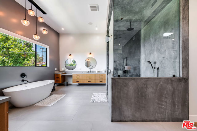 11258 Laurie Drive, Studio City CA: https://media.crmls.org/mediaz/ae4d1a9a-8646-4975-96c6-2060d8741404.jpg