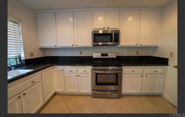 Detail Gallery Image 10 of 11 For 3957 Gaffney Ct, San Diego,  CA 92130 - 5 Beds | 3 Baths