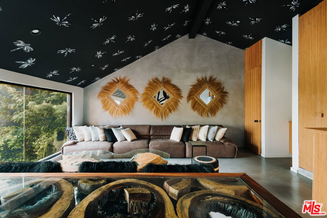 1509 Amalfi Drive, Pacific Palisades CA: https://media.crmls.org/mediaz/ae4e555e-316d-4502-9ee9-ac28d90e123c.jpg