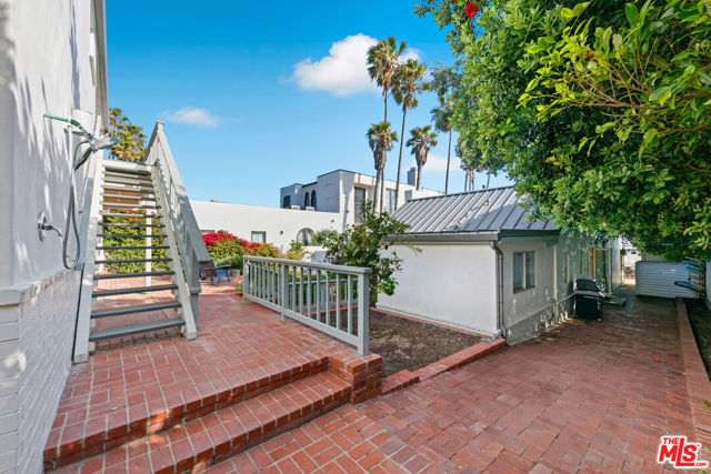 30830 Broad Beach Road, Malibu CA: https://media.crmls.org/mediaz/ae4fcd2a-2bd8-449c-955d-ce246afe439d.jpg