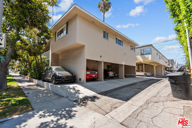 272 S Doheny Drive, Beverly Hills CA: https://media.crmls.org/mediaz/ae515a27-80a4-44c1-81c8-e15ef98da69e.jpg
