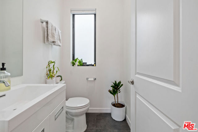 5961 Fountain Avenue, Los Angeles CA: https://media.crmls.org/mediaz/ae5198b7-0e2e-485d-ac7a-8ba6eb3e1256.jpg