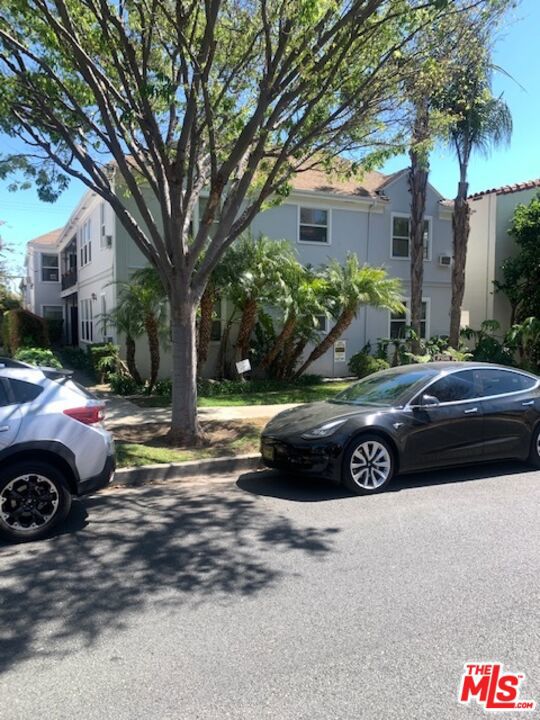 312 S Reeves Drive, Beverly Hills CA: https://media.crmls.org/mediaz/ae533d82-6137-4d9d-b545-7bca3801db86.jpg