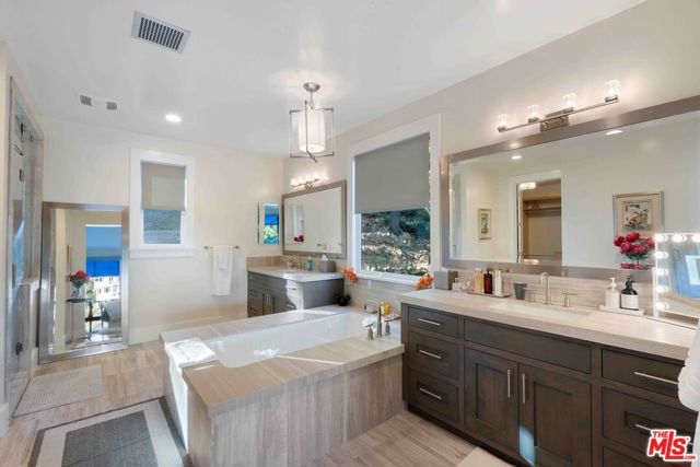 111 Lake Sherwood Drive, Lake Sherwood CA: https://media.crmls.org/mediaz/ae5368f8-d4f3-47ad-982e-094b544d6487.jpg