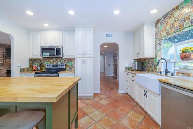Detail Gallery Image 8 of 45 For 1454 Romance Rd, Escondido,  CA 92029 - 3 Beds | 2 Baths