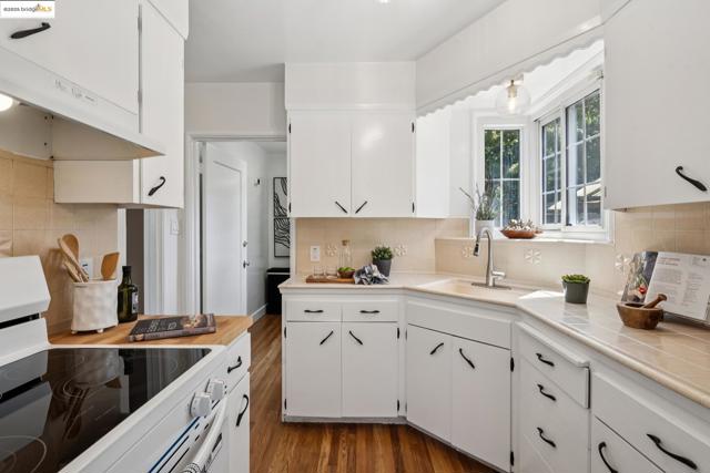 4332 Hyacinth Ave, Oakland CA: https://media.crmls.org/mediaz/ae53f943-dc8a-4ff9-b005-11bceb6bc337.jpg