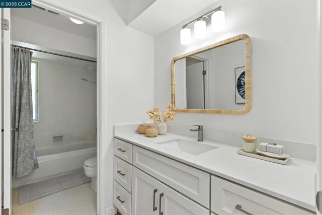 1725 Spyglass Ln, Moraga CA: https://media.crmls.org/mediaz/ae540b27-1c7a-4588-863f-3e8f3e814a75.jpg